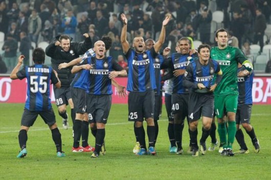 梅西捧起美职联冠军奖杯时，站在一旁的穆勒露出了最真挚的笑容