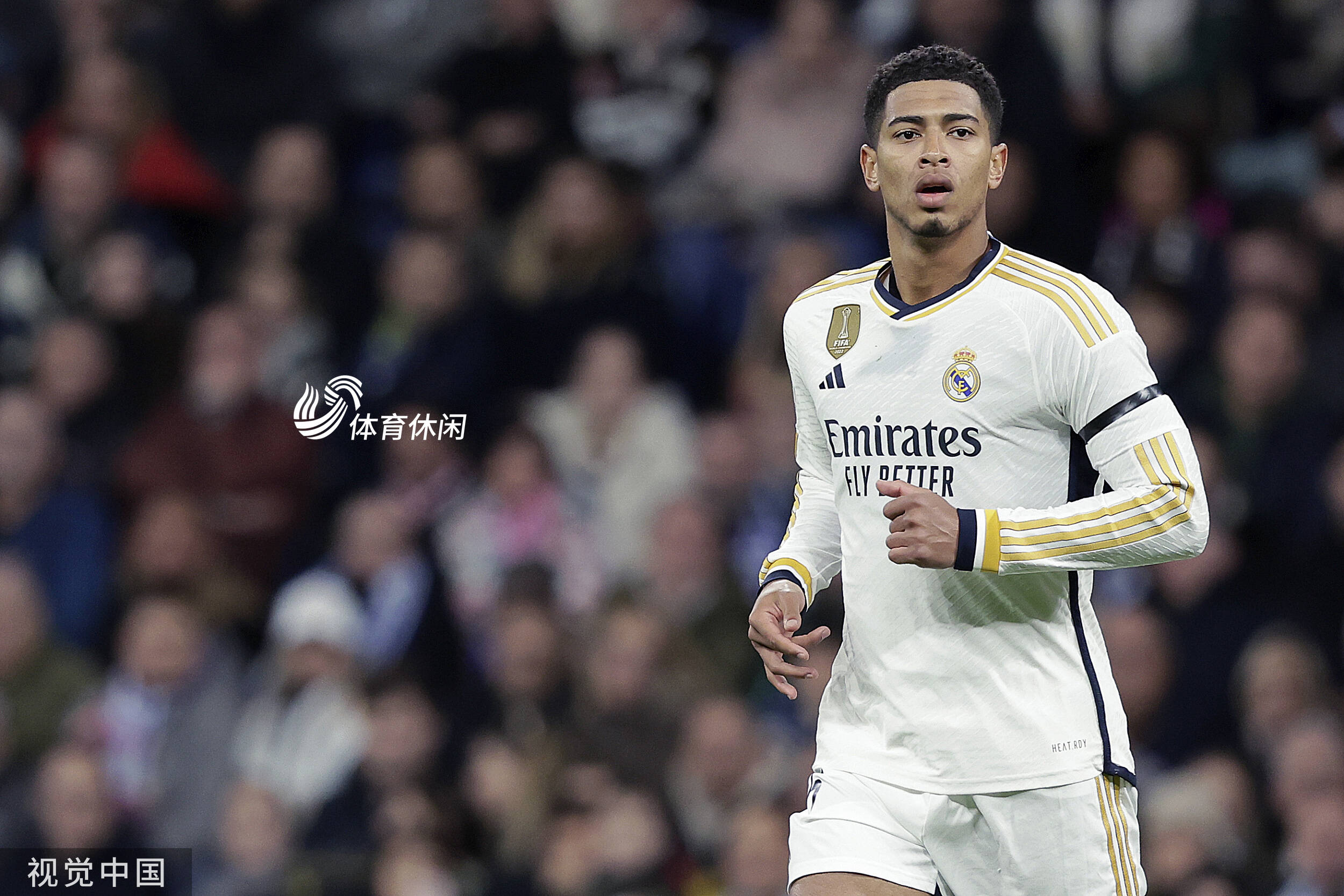 小伙高尔夫模拟器前打高尔夫，结果一杆打到消防喷淋头