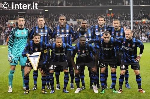 融于池畔，简于形制；瑞典高尔夫球场度假木屋设计