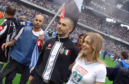 日职联战报：鹿岛鹿角主场2-1横滨水手，时隔9年再次夺冠