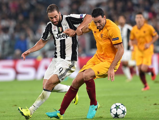 张琳芃个人中超第11冠，超越郑智独占中超历史夺冠次数第一（张琳芃收获个人第11座中超冠军，超越郑智独享历史夺冠次数榜首）