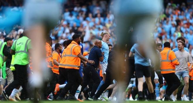 带不动，谢什科两分钟错失两次绝佳进球机会，库尼亚无奈抱头（两分钟连失两次绝佳机会，谢什科难救主，库尼亚无奈抱头）