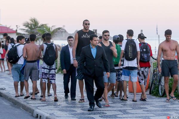 卡拉格：利物浦应在冬窗购买中后卫，这个位置几乎无人可用（卡拉格建议利物浦冬窗引进中卫：该位置人手告急）