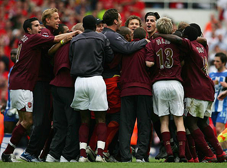 公务还是放松？纳赛尔出现在圣西罗现场观看米兰德比