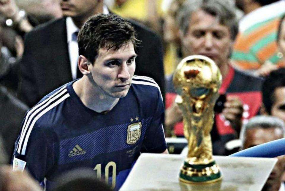 姆巴佩将带着一根手指骨折比赛，他的坚韧精神点燃球迷热情